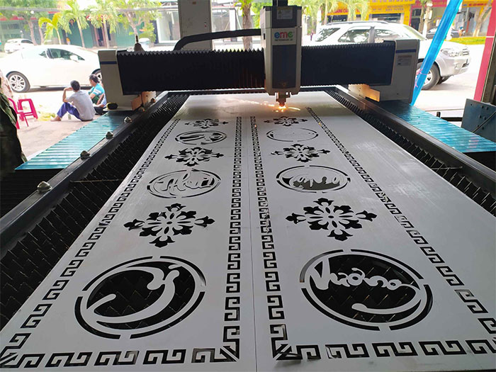 Cắt cnc trên tấm nhựa pvc