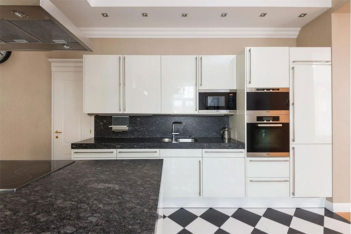 tủ bếp nhựa pvc kết hợp mặt bàn đá granite